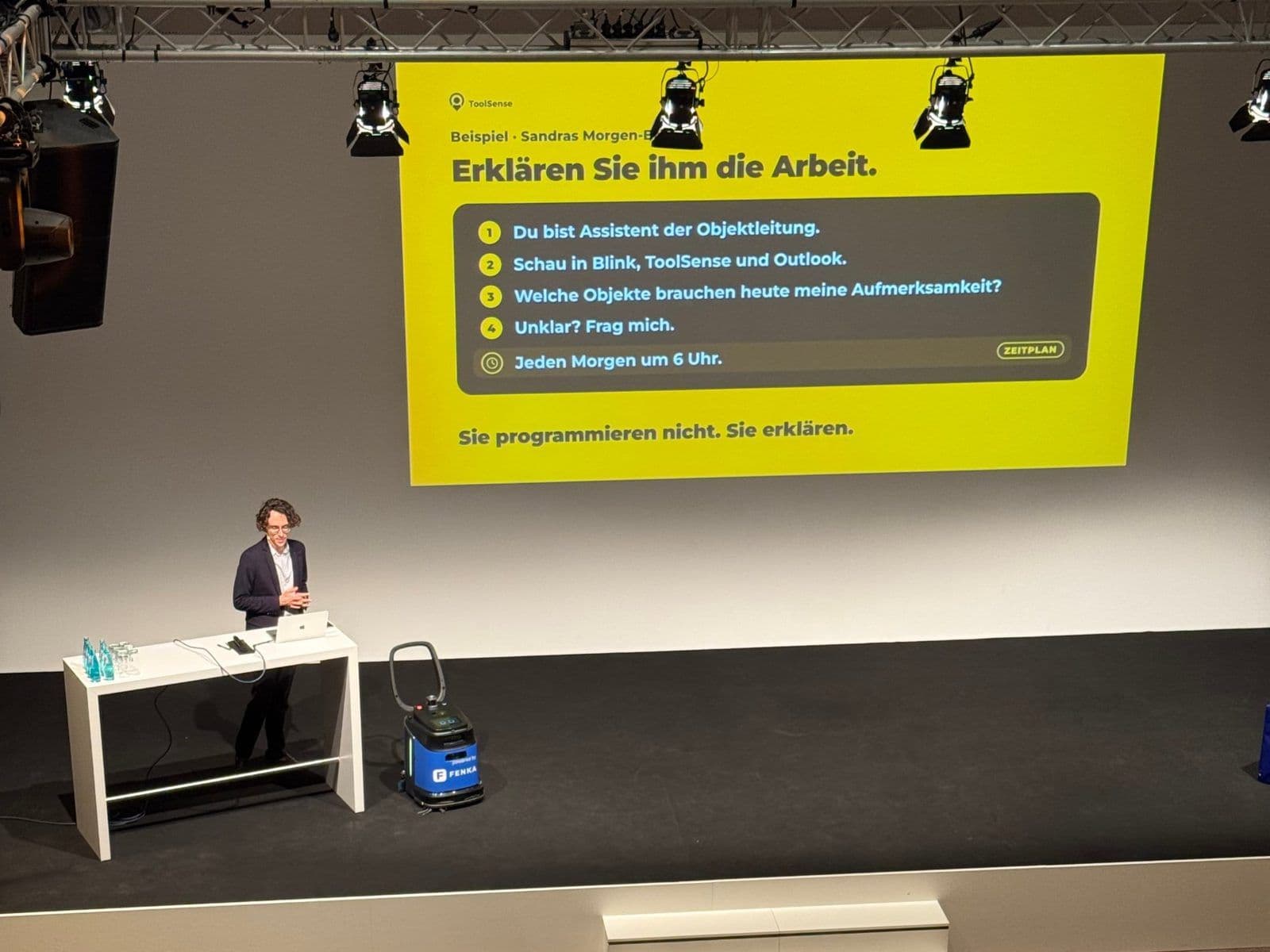 Rostyslav Yavorskyi, CTO de ToolSense, dirige el taller «Build your own AI Agent» junto a un robot de limpieza