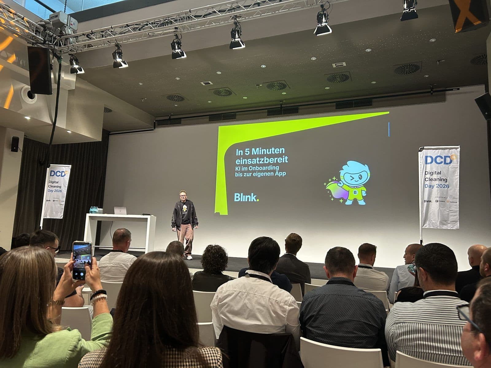 Thomas Bakeberg, CEO de Blink, en el escenario con una presentación sobre IA en la incorporación del personal de limpieza