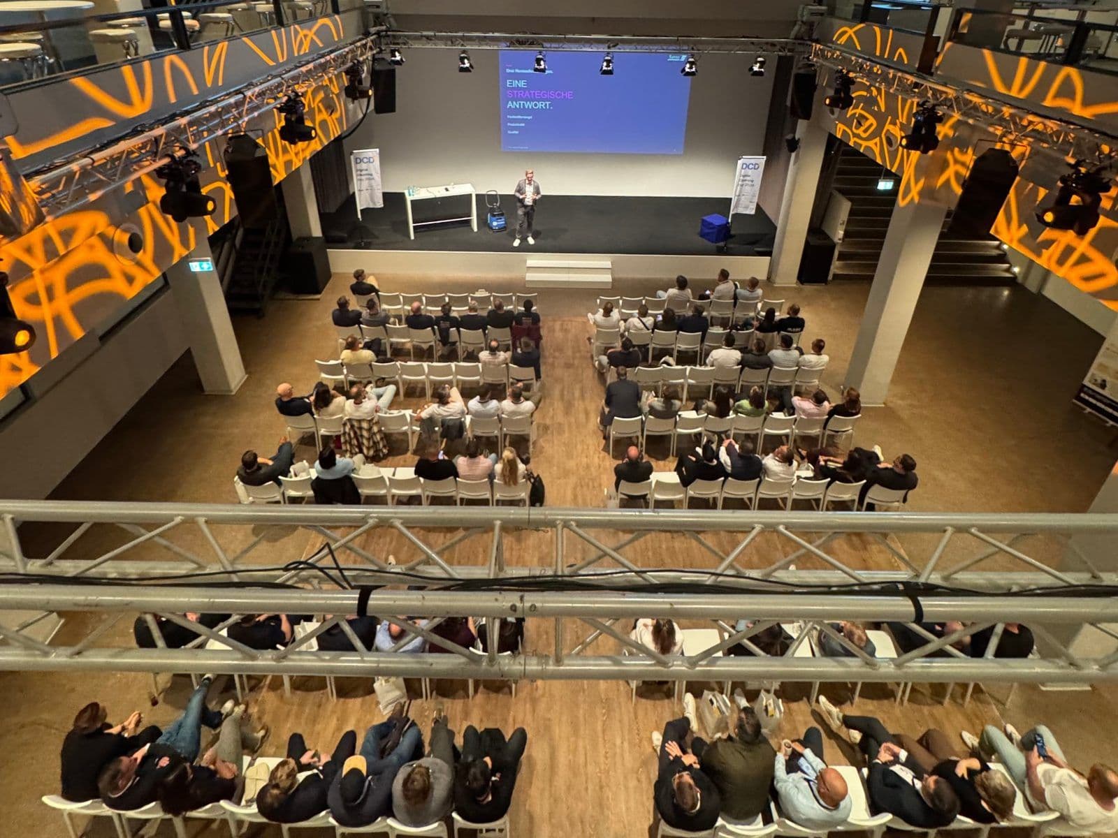 Más de 200 asistentes llenan la Union Halle de Fráncfort en el Digital Cleaning Day 2026, vista desde la galería