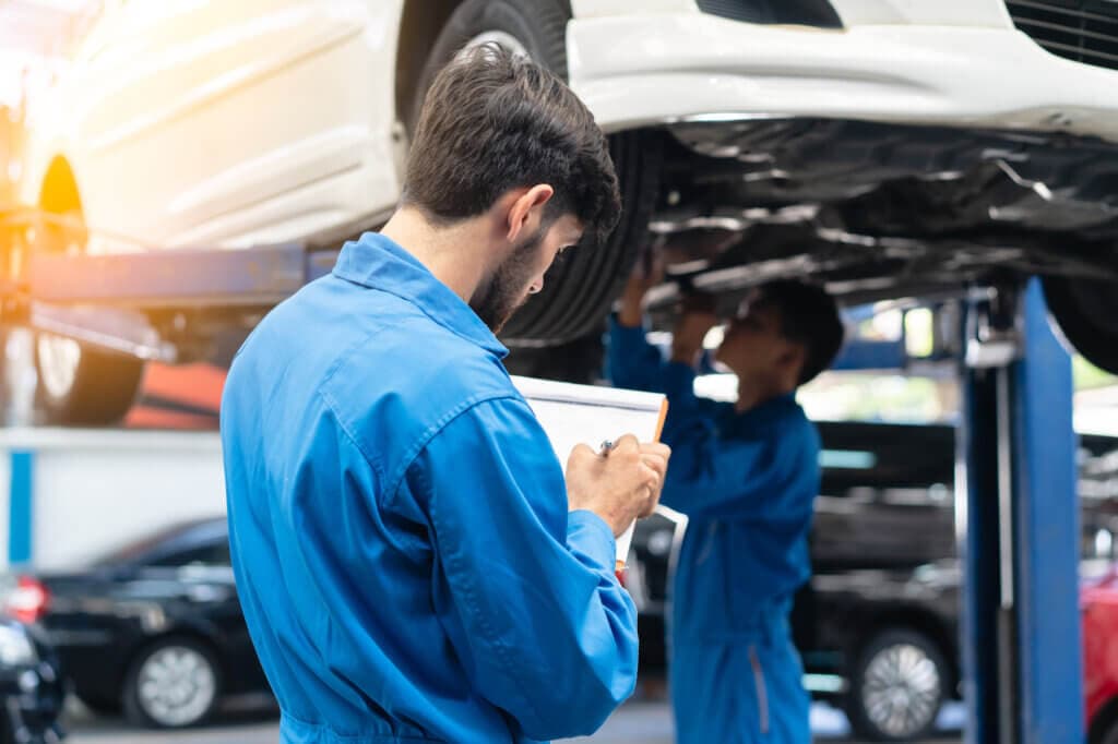 Mecánico completando una checklist MOT