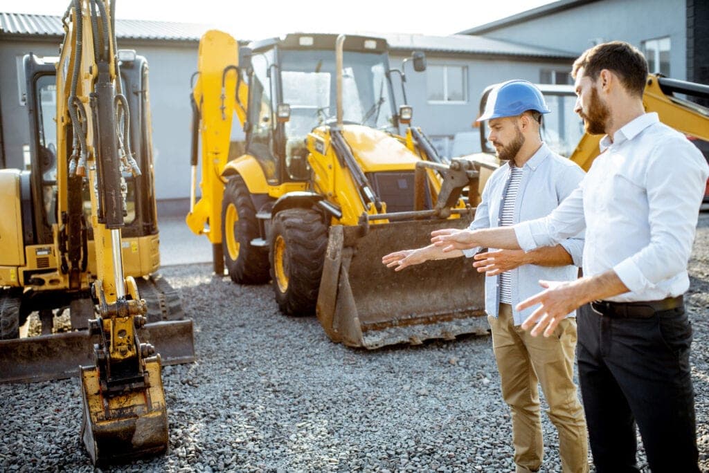 Baustelle mit schweren Maschinen und Baumaterialien